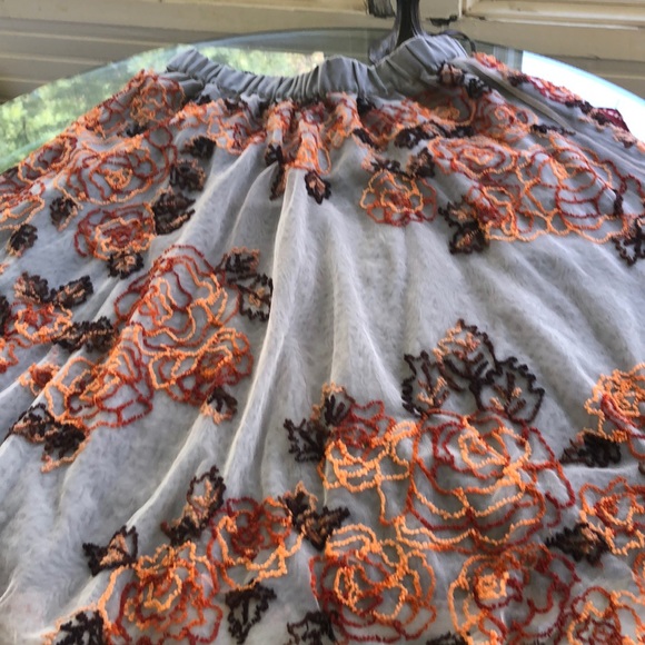 Beautiful tulle fabric with gorgeous fall colors! - Picture 3 of 3